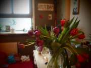 Bosje bloemen uit de afvalcontainer.