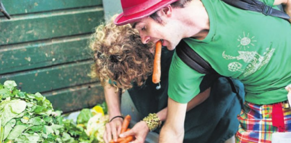 Crop van de foto in Artikel in Parool: Profiteren van de wegwerpmaatschappij